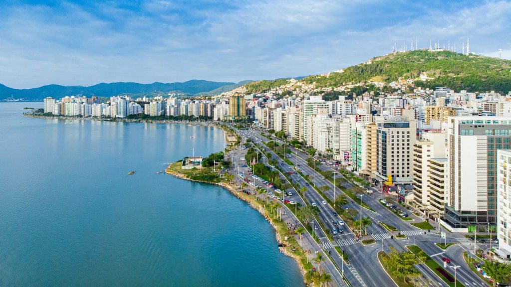 Vista aérea de la costanera de Florianópolis con edificios frente a la bahía
