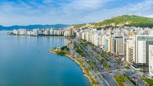 Vista aérea de la costanera de Florianópolis con edificios frente a la bahía