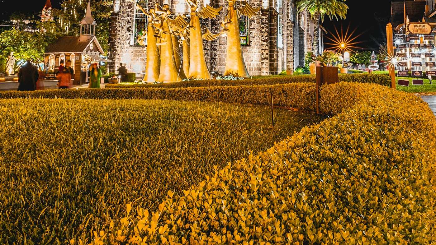 Iglesia de piedra de Gramado iluminada con la decoración navideña del Natal Luz
