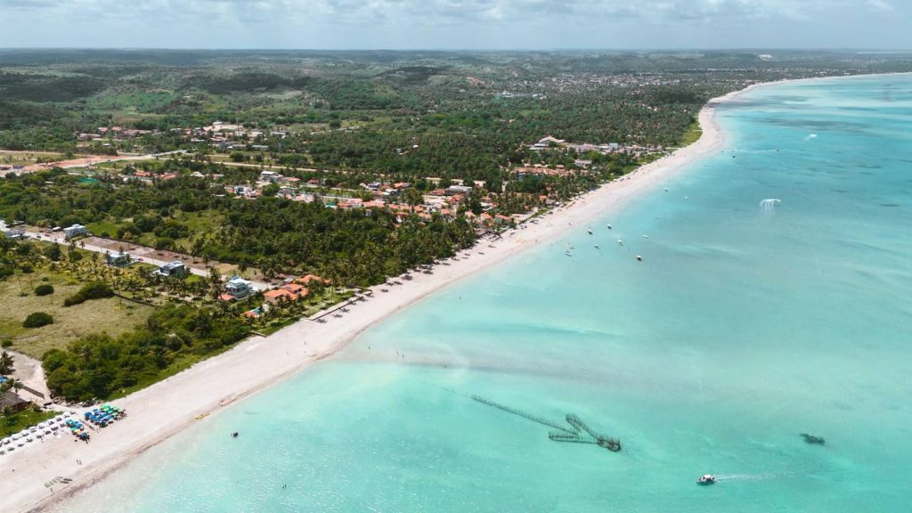 Vista aérea de la costa de Maragogi con agua turquesa y arena blanca