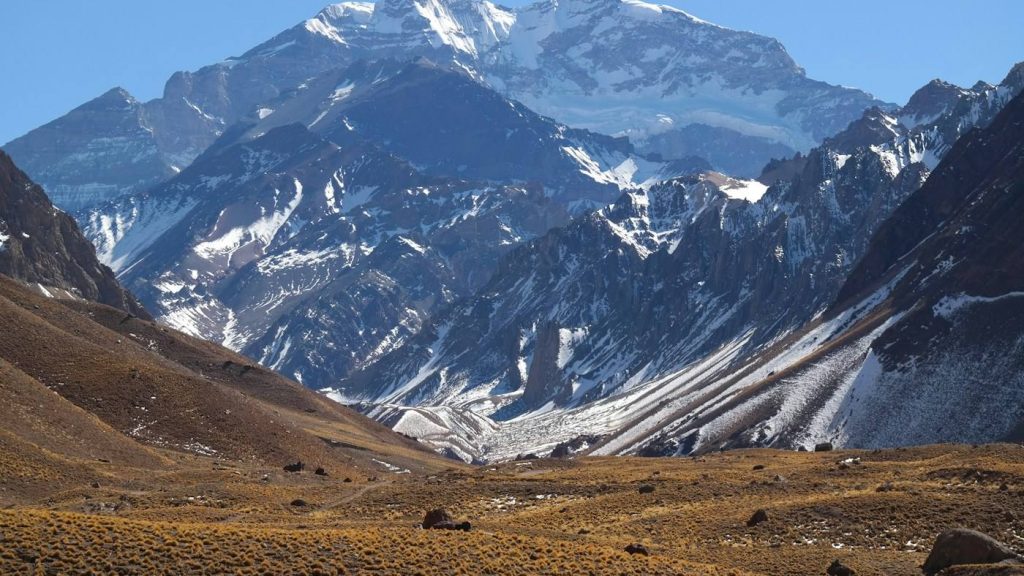 Cerro Aconcagua nevado visto desde el Parque Provincial Aconcagua, en Mendoza