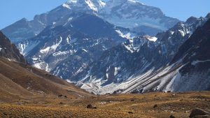 Cerro Aconcagua nevado visto desde el Parque Provincial Aconcagua, en Mendoza