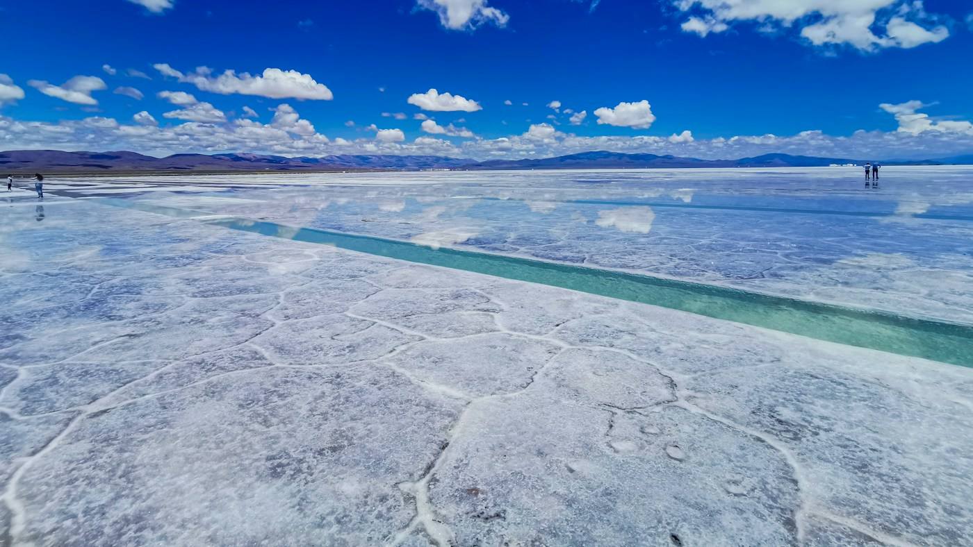 Salinas Grandes de Jujuy: salar blanco con piletones de agua bajo el cielo azul