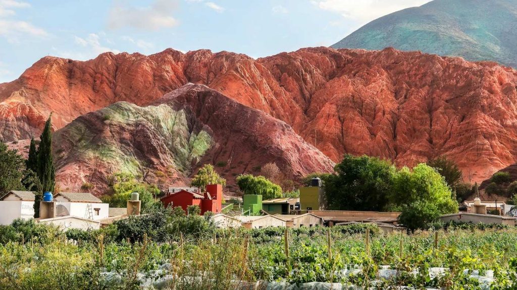 Cerro de los Siete Colores en Purmamarca, Jujuy, con casas del pueblo al pie