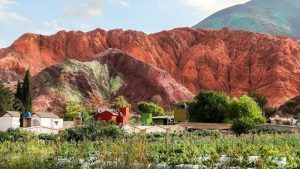 Cerro de los Siete Colores en Purmamarca, Jujuy, con casas del pueblo al pie