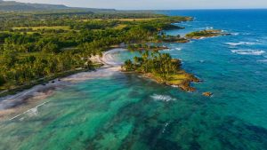 Vista aérea de la costa caribeña de República Dominicana con arrecifes y palmeras
