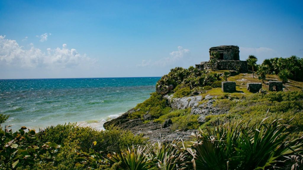 Ruinas mayas de Tulum sobre el acantilado frente al mar Caribe, en México