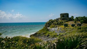 Ruinas mayas de Tulum sobre el acantilado frente al mar Caribe, en México